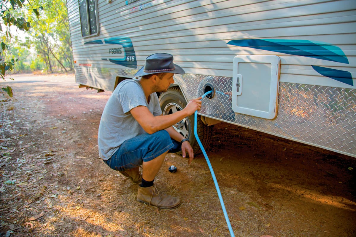 فني تنظيف خزان الماء